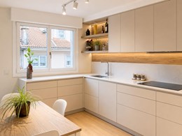 01- cocina-beige-madera-a-medida-con-zona-office