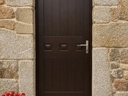 01-puerta-exterior-iroko-macizo-casa-piedra