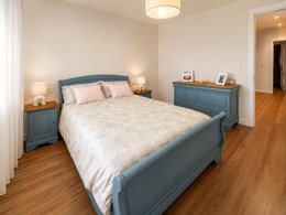 02-cama-restaurada-azul-empolvado-dormitorio