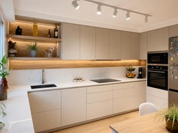 02- cocina-a-medida-beige-y-madera-con-iluminacion-led