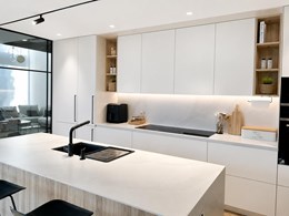 02-cocina-moderna-blanca-isla-barra-detalles-madera