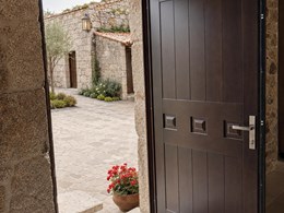 02-puerta-iroko-a-medida-vivienda-piedra