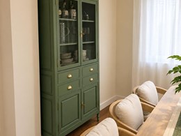 02-vitrina-recuperada-verde-oliva-comedor-luminoso