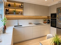 03- cocina-moderna-a-medida-con-estantes-de-madera
