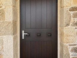 03-puerta-madera-iroko-exterior-artesanal