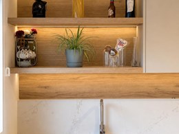 04-detalle-estantes-madera-cocina-a-medida-con-led