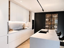 04-frente-cocina-blanca-con-isla-y-vitrina-iluminada