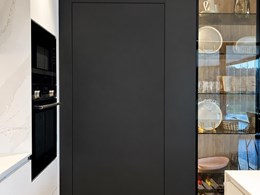 05-cocina-blanca-con-puerta-oculta