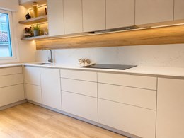 05-frente-cocina-beige-a-medida-con-encimera-blanca