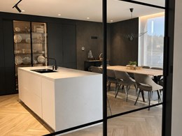 07-cocina-diseno-con-isla-central-y-vista-al-comedor