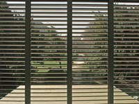 Por qué se degrada el acabado de una ventana de madera exterior y cómo lo prevenimos