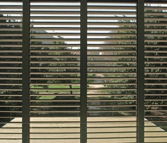 Por qué se degrada el acabado de una ventana de madera exterior y cómo lo prevenimos