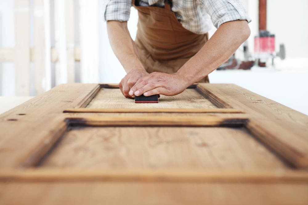 Restauración de fachadas y puertas exteriores de madera 