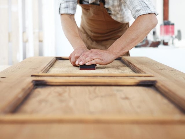 Restauración de fachadas y puertas exteriores de madera 