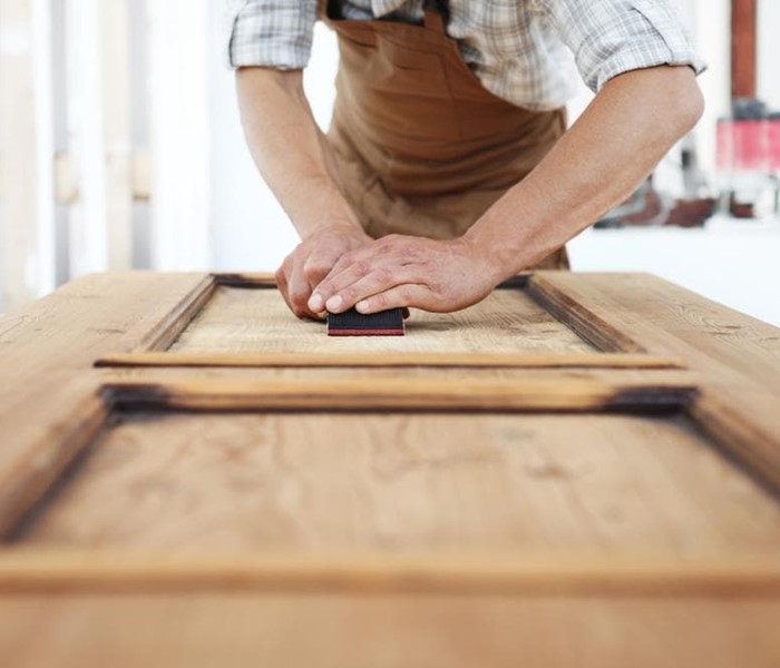 Restauración de fachadas y puertas exteriores de madera 